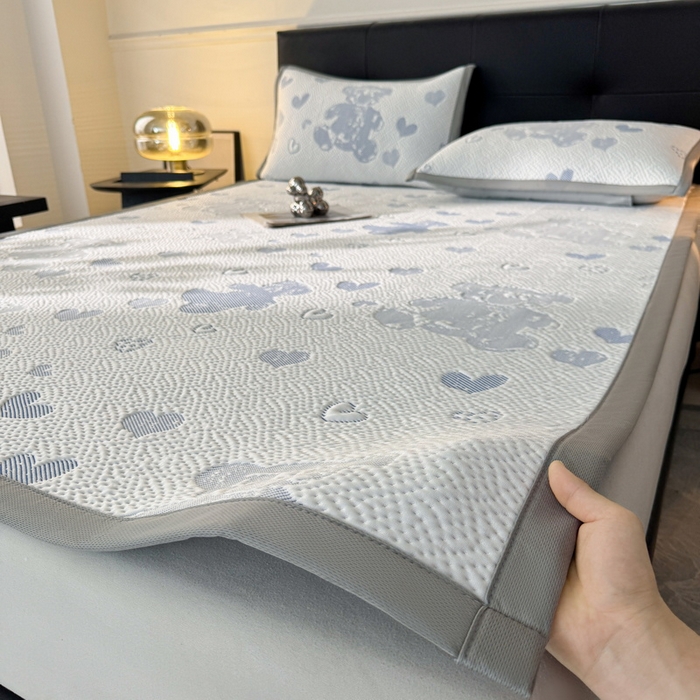 91家纺网 家纺一手货源 找家纺 LIFE.丽芙 2025春夏季新品A类针织提花冰凉豆豆凉感软席子平铺绑带款冰丝凉席三件套（450克）-风格一 熊世界-海蓝