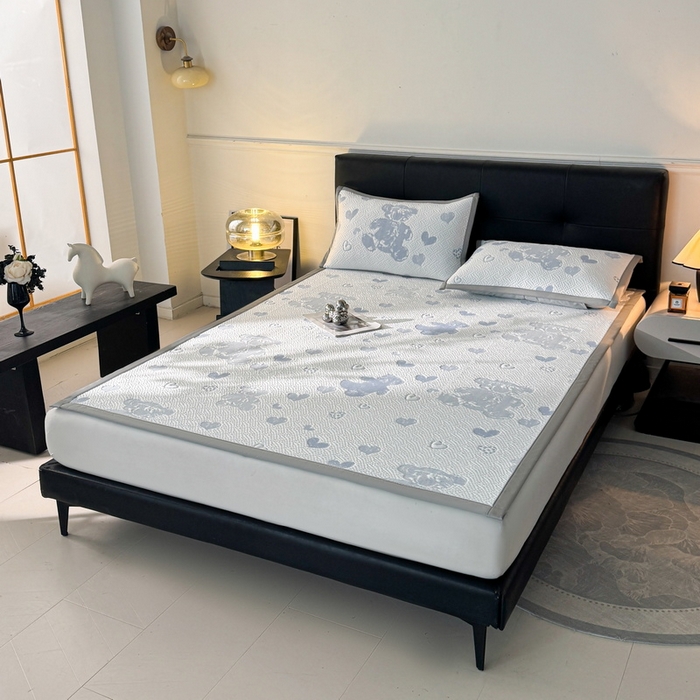 91家纺网 家纺一手货源 找家纺 LIFE.丽芙 2025春夏季新品A类针织提花冰凉豆豆凉感软席子平铺绑带款冰丝凉席三件套（450克）-风格一 熊世界-海蓝