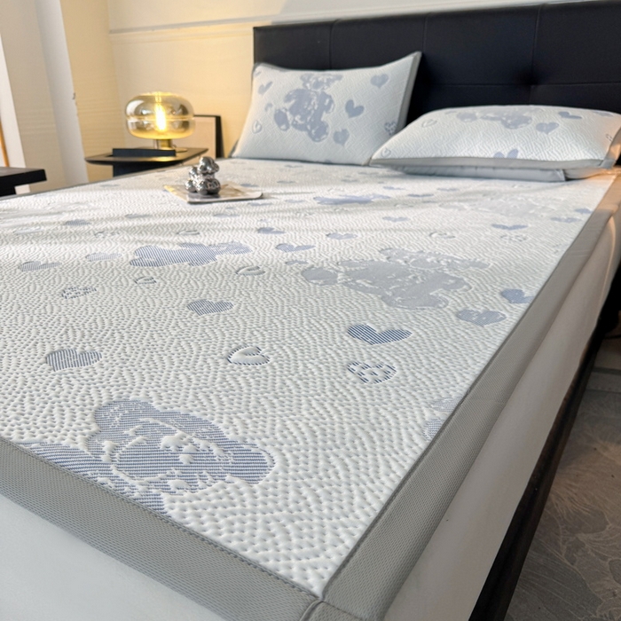 91家纺网 家纺一手货源 找家纺 LIFE.丽芙 2025春夏季新品A类针织提花冰凉豆豆凉感软席子平铺绑带款冰丝凉席三件套（450克）-风格一 熊世界-海蓝