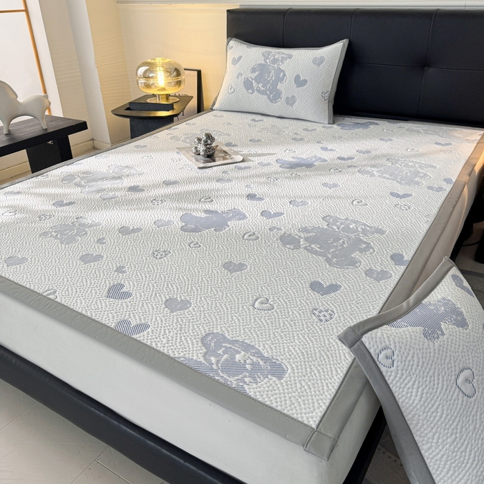 91家纺网 家纺一手货源 找家纺 LIFE.丽芙 2025春夏季新品A类针织提花冰凉豆豆凉感软席子平铺绑带款冰丝凉席三件套（450克）-风格一 熊世界-海蓝