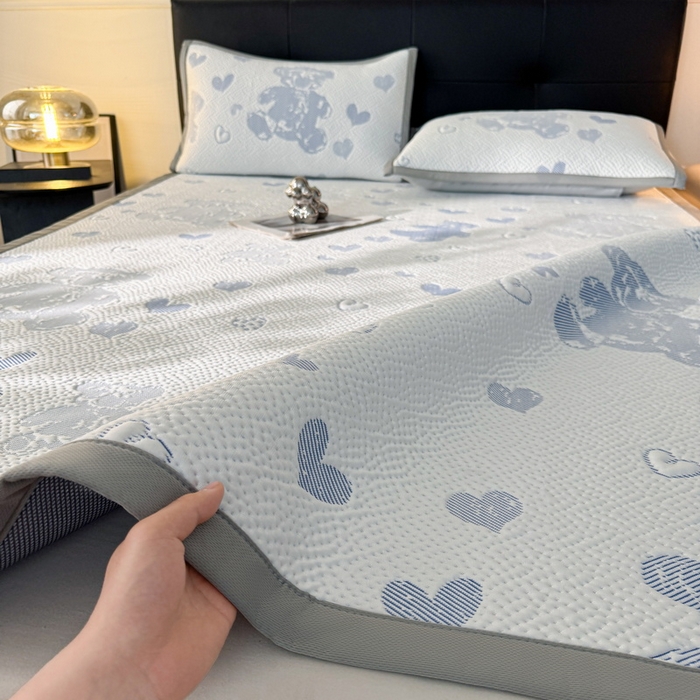 91家纺网 家纺一手货源 找家纺 LIFE.丽芙 2025春夏季新品A类针织提花冰凉豆豆凉感软席子平铺绑带款冰丝凉席三件套（450克）-风格一 熊世界-海蓝