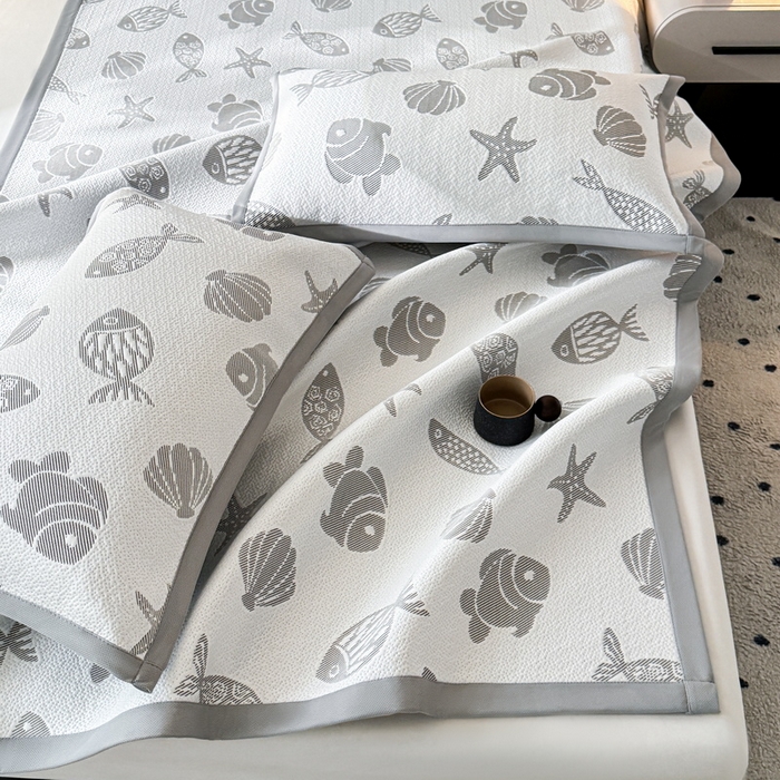 91家纺网 家纺一手货源 找家纺 LIFE.丽芙 2025春夏季新品A类针织提花冰凉豆豆凉感软席子平铺绑带款冰丝凉席三件套（450克）-风格一 海底世界-灰