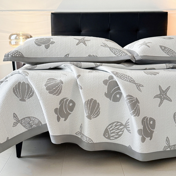 91家纺网 家纺一手货源 找家纺 LIFE.丽芙 2025春夏季新品A类针织提花冰凉豆豆凉感软席子平铺绑带款冰丝凉席三件套（450克）-风格一 海底世界-灰