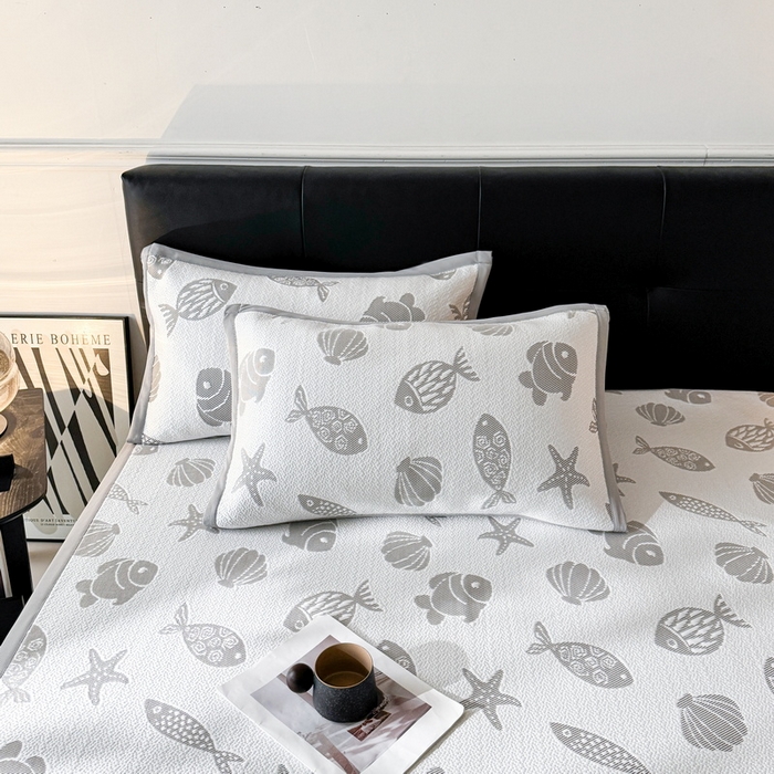 91家纺网 家纺一手货源 找家纺 LIFE.丽芙 2025春夏季新品A类针织提花冰凉豆豆凉感软席子平铺绑带款冰丝凉席三件套（450克）-风格一 海底世界-灰