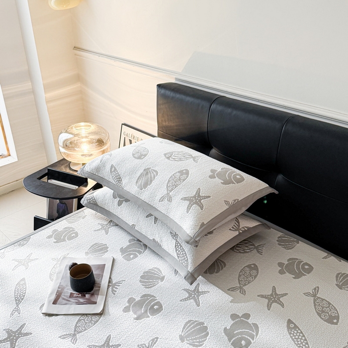 91家纺网 家纺一手货源 找家纺 LIFE.丽芙 2025春夏季新品A类针织提花冰凉豆豆凉感软席子平铺绑带款冰丝凉席三件套（450克）-风格一 海底世界-灰