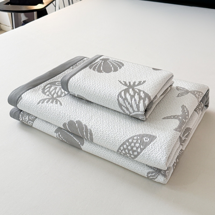 91家纺网 家纺一手货源 找家纺 LIFE.丽芙 2025春夏季新品A类针织提花冰凉豆豆凉感软席子平铺绑带款冰丝凉席三件套（450克）-风格一 海底世界-灰