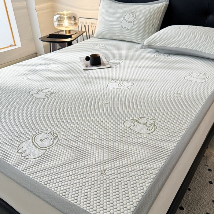 91家纺网 家纺一手货源 找家纺 LIFE.丽芙 2025春夏季新品A类针织提花冰凉豆豆凉感软席子平铺绑带款冰丝凉席三件套（450克）-风格一 卡皮巴拉-绿