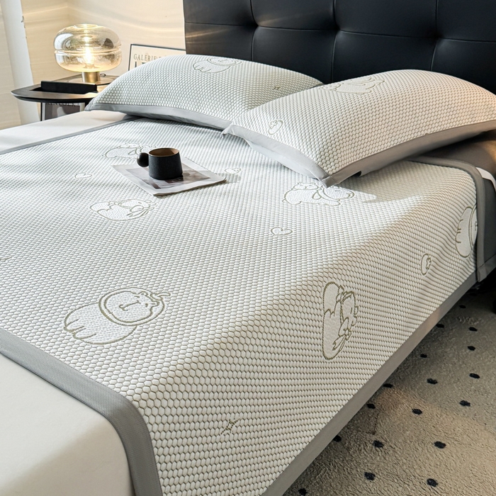 91家纺网 家纺一手货源 找家纺 LIFE.丽芙 2025春夏季新品A类针织提花冰凉豆豆凉感软席子平铺绑带款冰丝凉席三件套（450克）-风格一 卡皮巴拉-绿