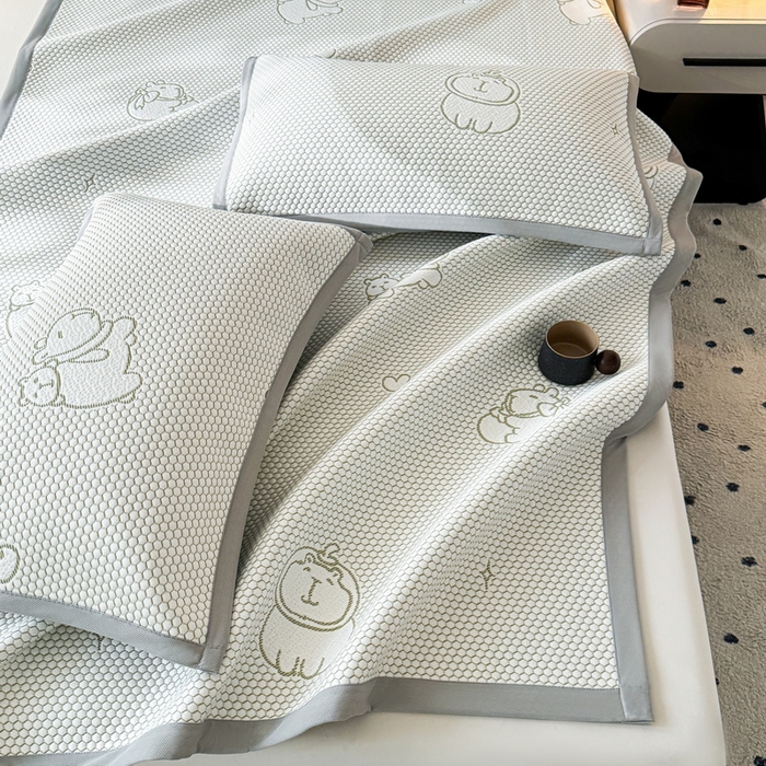 91家纺网 家纺一手货源 找家纺 LIFE.丽芙 2025春夏季新品A类针织提花冰凉豆豆凉感软席子平铺绑带款冰丝凉席三件套（450克）-风格一 卡皮巴拉-绿