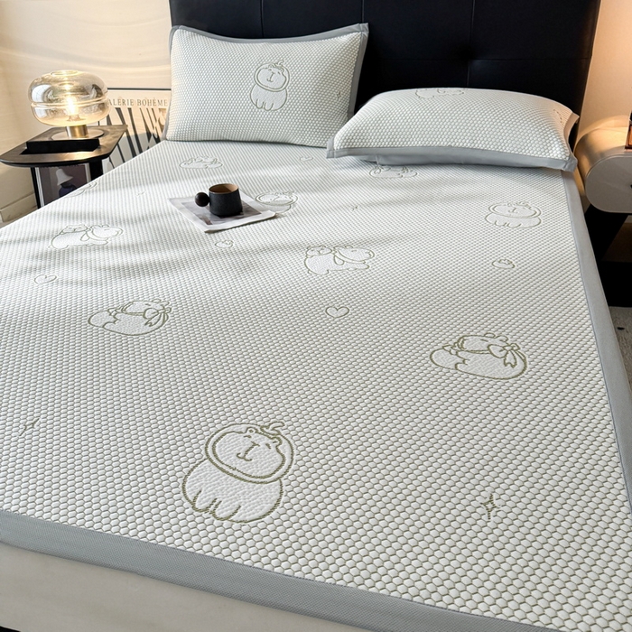 91家纺网 家纺一手货源 找家纺 LIFE.丽芙 2025春夏季新品A类针织提花冰凉豆豆凉感软席子平铺绑带款冰丝凉席三件套（450克）-风格一 卡皮巴拉-绿