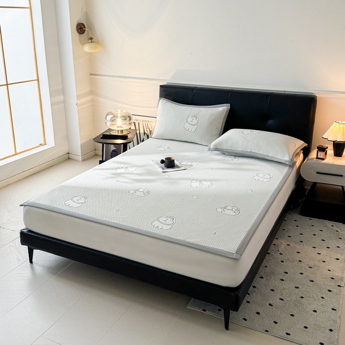 91家纺网 家纺一手货源 找家纺 LIFE.丽芙 2025春夏季新品A类针织提花冰凉豆豆凉感软席子平铺绑带款冰丝凉席三件套（450克）-风格一 卡皮巴拉-绿