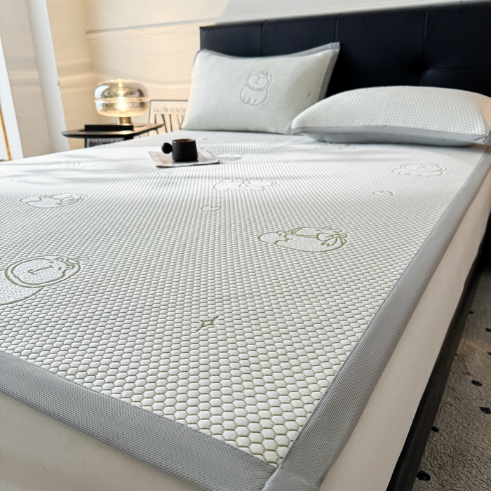 91家纺网 家纺一手货源 找家纺 LIFE.丽芙 2025春夏季新品A类针织提花冰凉豆豆凉感软席子平铺绑带款冰丝凉席三件套（450克）-风格一 卡皮巴拉-绿