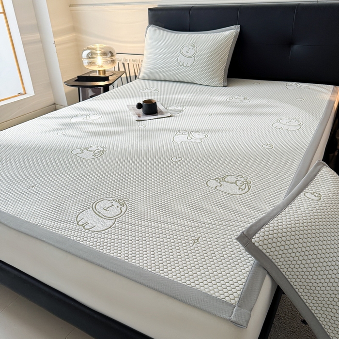 91家纺网 家纺一手货源 找家纺 LIFE.丽芙 2025春夏季新品A类针织提花冰凉豆豆凉感软席子平铺绑带款冰丝凉席三件套（450克）-风格一 卡皮巴拉-绿