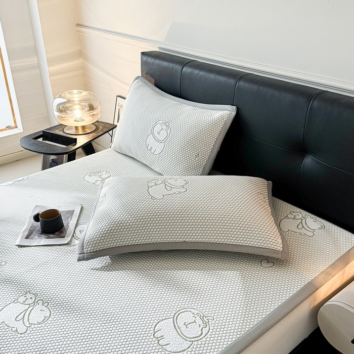 91家纺网 家纺一手货源 找家纺 LIFE.丽芙 2025春夏季新品A类针织提花冰凉豆豆凉感软席子平铺绑带款冰丝凉席三件套（450克）-风格一 卡皮巴拉-绿