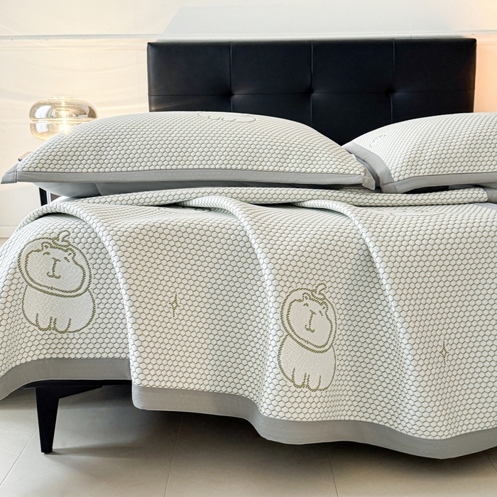 91家纺网 家纺一手货源 找家纺 LIFE.丽芙 2025春夏季新品A类针织提花冰凉豆豆凉感软席子平铺绑带款冰丝凉席三件套（450克）-风格一 卡皮巴拉-绿