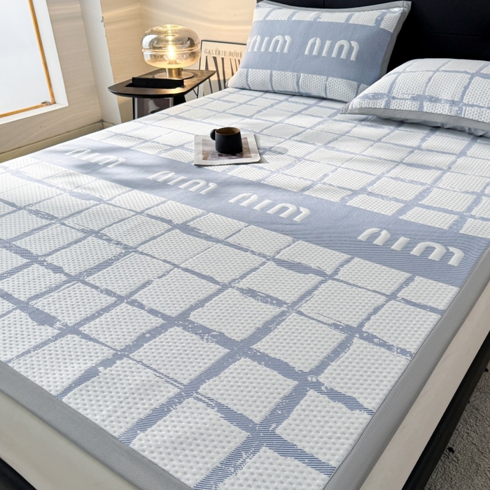 91家纺网 家纺一手货源 找家纺 LIFE.丽芙 2025春夏季新品A类针织提花冰凉豆豆凉感软席子平铺绑带款冰丝凉席三件套（450克）-风格一 几何字母-海蓝