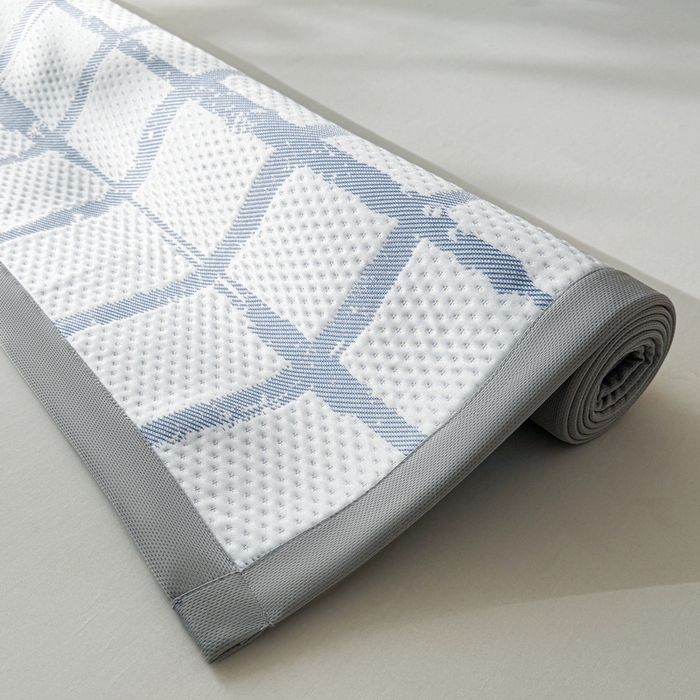 91家纺网 家纺一手货源 找家纺 LIFE.丽芙 2025春夏季新品A类针织提花冰凉豆豆凉感软席子平铺绑带款冰丝凉席三件套（450克）-风格一 几何字母-海蓝