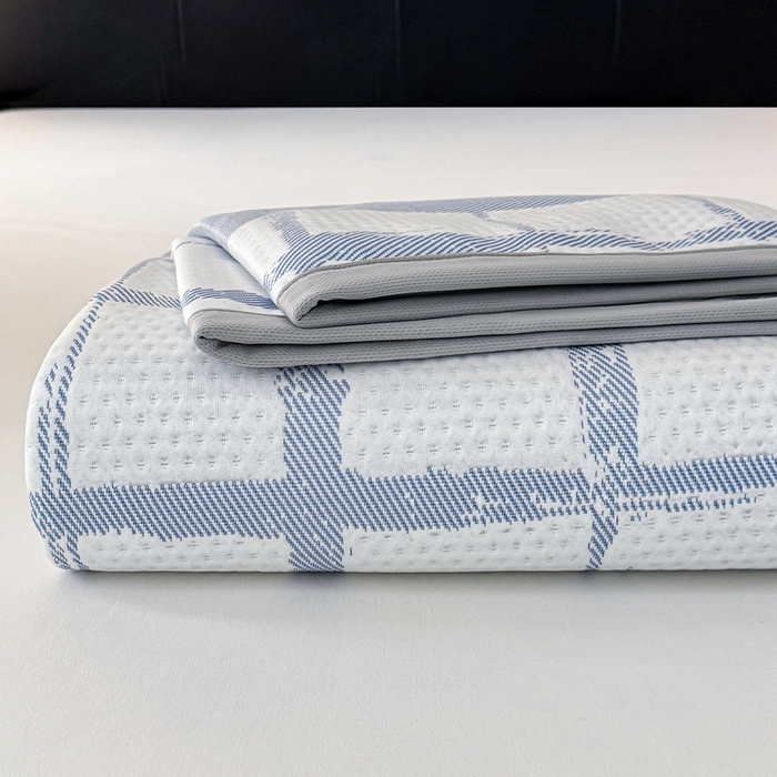 91家纺网 家纺一手货源 找家纺 LIFE.丽芙 2025春夏季新品A类针织提花冰凉豆豆凉感软席子平铺绑带款冰丝凉席三件套（450克）-风格一 几何字母-海蓝