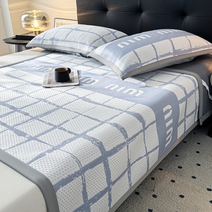 91家纺网 家纺一手货源 找家纺 LIFE.丽芙 2025春夏季新品A类针织提花冰凉豆豆凉感软席子平铺绑带款冰丝凉席三件套（450克）-风格一 几何字母-海蓝