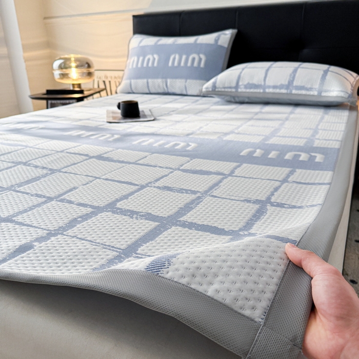 91家纺网 家纺一手货源 找家纺 LIFE.丽芙 2025春夏季新品A类针织提花冰凉豆豆凉感软席子平铺绑带款冰丝凉席三件套（450克）-风格一 几何字母-海蓝