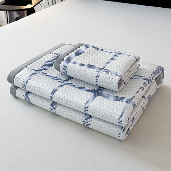 91家纺网 家纺一手货源 找家纺 LIFE.丽芙 2025春夏季新品A类针织提花冰凉豆豆凉感软席子平铺绑带款冰丝凉席三件套（450克）-风格一 几何字母-海蓝