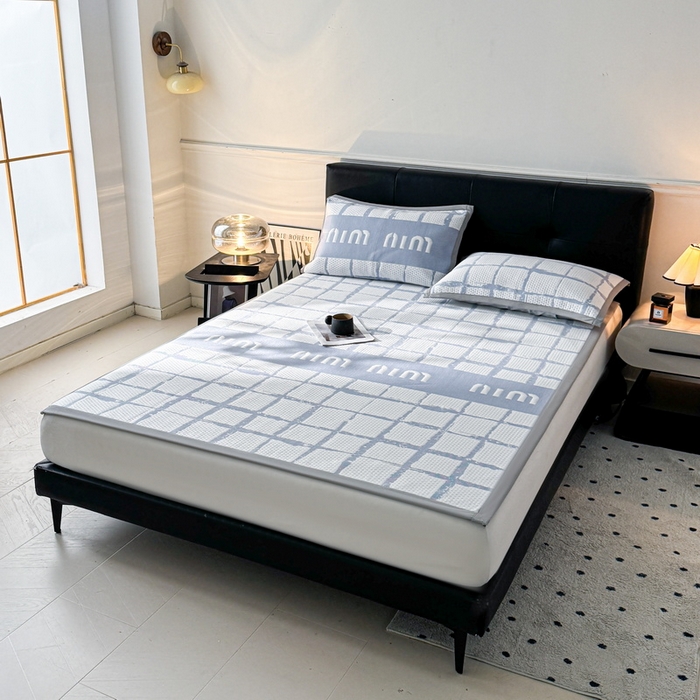 91家纺网 家纺一手货源 找家纺 LIFE.丽芙 2025春夏季新品A类针织提花冰凉豆豆凉感软席子平铺绑带款冰丝凉席三件套（450克）-风格一 几何字母-海蓝