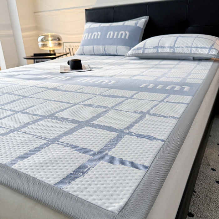 91家纺网 家纺一手货源 找家纺 LIFE.丽芙 2025春夏季新品A类针织提花冰凉豆豆凉感软席子平铺绑带款冰丝凉席三件套（450克）-风格一 几何字母-海蓝