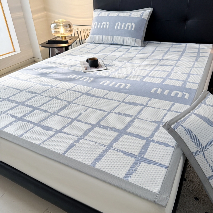 91家纺网 家纺一手货源 找家纺 LIFE.丽芙 2025春夏季新品A类针织提花冰凉豆豆凉感软席子平铺绑带款冰丝凉席三件套（450克）-风格一 几何字母-海蓝