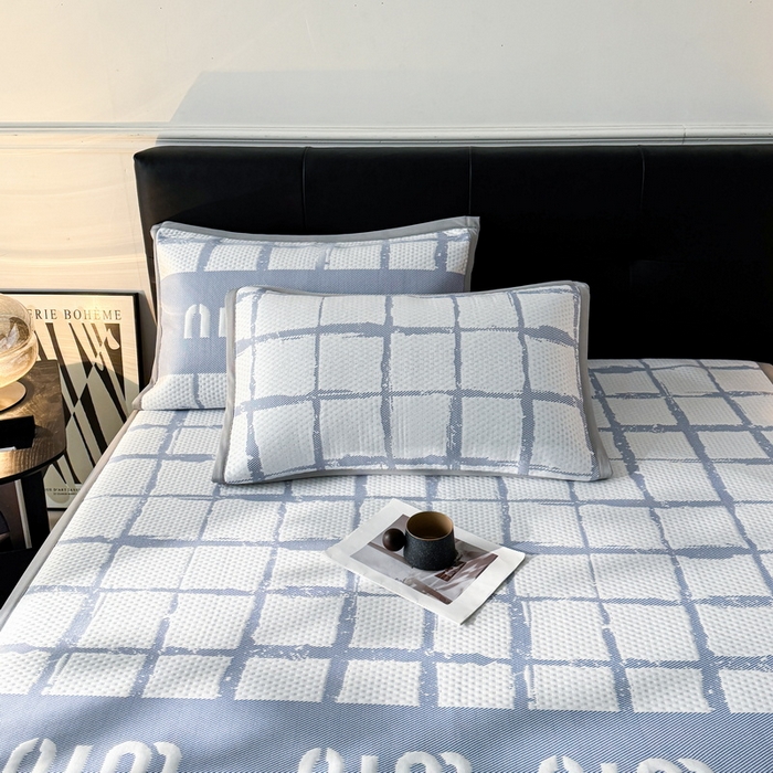 91家纺网 家纺一手货源 找家纺 LIFE.丽芙 2025春夏季新品A类针织提花冰凉豆豆凉感软席子平铺绑带款冰丝凉席三件套（450克）-风格一 几何字母-海蓝