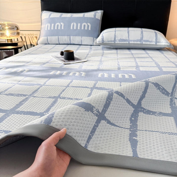 91家纺网 家纺一手货源 找家纺 LIFE.丽芙 2025春夏季新品A类针织提花冰凉豆豆凉感软席子平铺绑带款冰丝凉席三件套（450克）-风格一 几何字母-海蓝