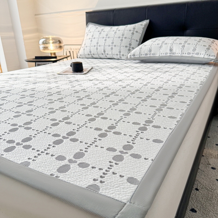 91家纺网 家纺一手货源 找家纺 LIFE.丽芙 2025春夏季新品A类针织提花冰凉豆豆凉感软席子平铺绑带款冰丝凉席三件套（450克）-风格一 维塔-灰