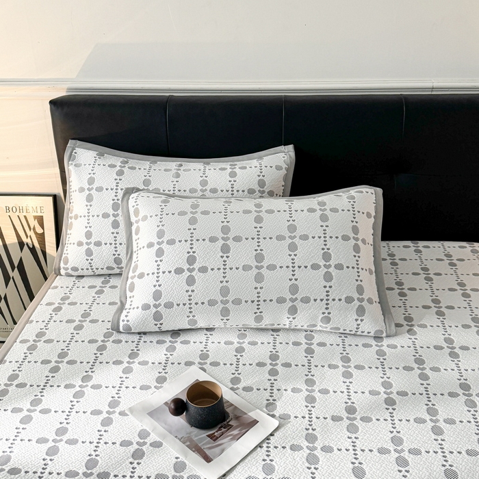 91家纺网 家纺一手货源 找家纺 LIFE.丽芙 2025春夏季新品A类针织提花冰凉豆豆凉感软席子平铺绑带款冰丝凉席三件套（450克）-风格一 维塔-灰