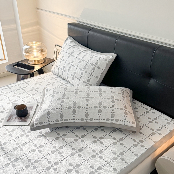 91家纺网 家纺一手货源 找家纺 LIFE.丽芙 2025春夏季新品A类针织提花冰凉豆豆凉感软席子平铺绑带款冰丝凉席三件套（450克）-风格一 维塔-灰