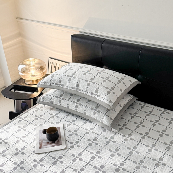 91家纺网 家纺一手货源 找家纺 LIFE.丽芙 2025春夏季新品A类针织提花冰凉豆豆凉感软席子平铺绑带款冰丝凉席三件套（450克）-风格一 维塔-灰