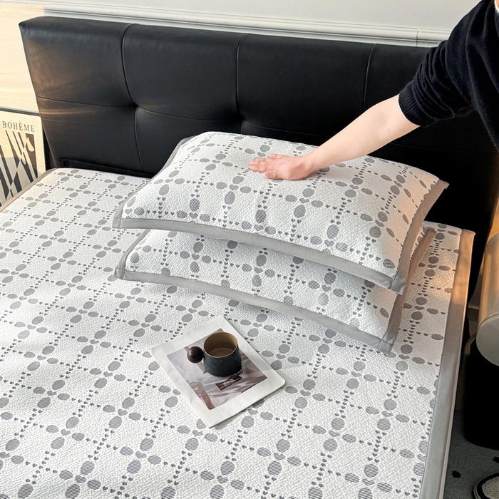 91家纺网 家纺一手货源 找家纺 LIFE.丽芙 2025春夏季新品A类针织提花冰凉豆豆凉感软席子平铺绑带款冰丝凉席三件套（450克）-风格一 维塔-灰