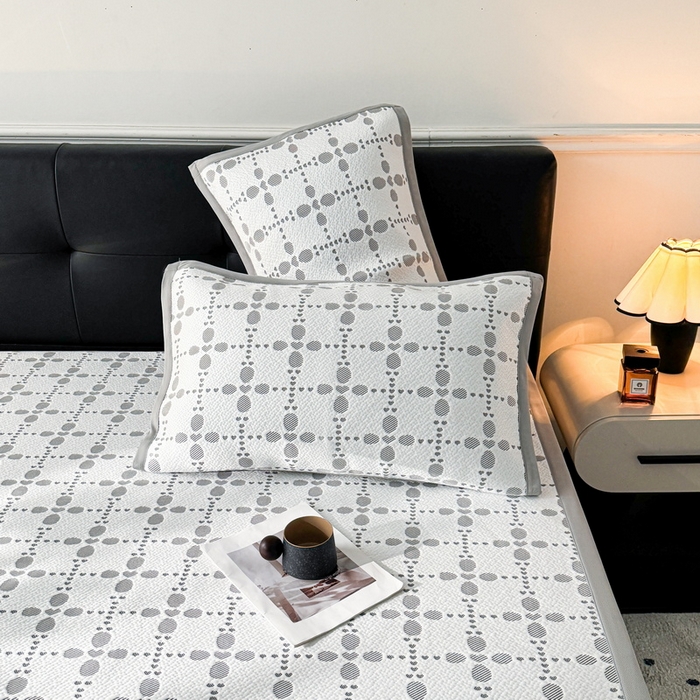 91家纺网 家纺一手货源 找家纺 LIFE.丽芙 2025春夏季新品A类针织提花冰凉豆豆凉感软席子平铺绑带款冰丝凉席三件套（450克）-风格一 维塔-灰