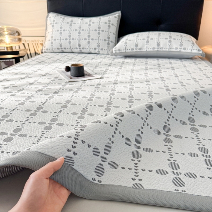 91家纺网 家纺一手货源 找家纺 LIFE.丽芙 2025春夏季新品A类针织提花冰凉豆豆凉感软席子平铺绑带款冰丝凉席三件套（450克）-风格一 维塔-灰