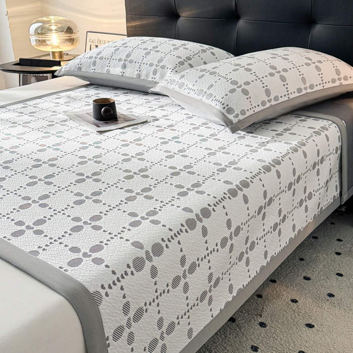 91家纺网 家纺一手货源 找家纺 LIFE.丽芙 2025春夏季新品A类针织提花冰凉豆豆凉感软席子平铺绑带款冰丝凉席三件套（450克）-风格一 维塔-灰