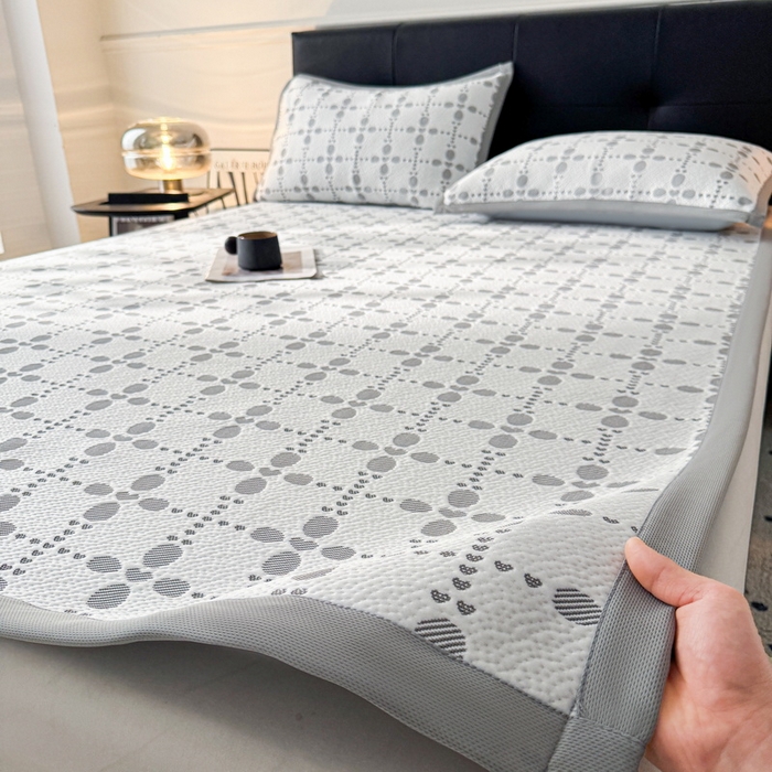 91家纺网 家纺一手货源 找家纺 LIFE.丽芙 2025春夏季新品A类针织提花冰凉豆豆凉感软席子平铺绑带款冰丝凉席三件套（450克）-风格一 维塔-灰