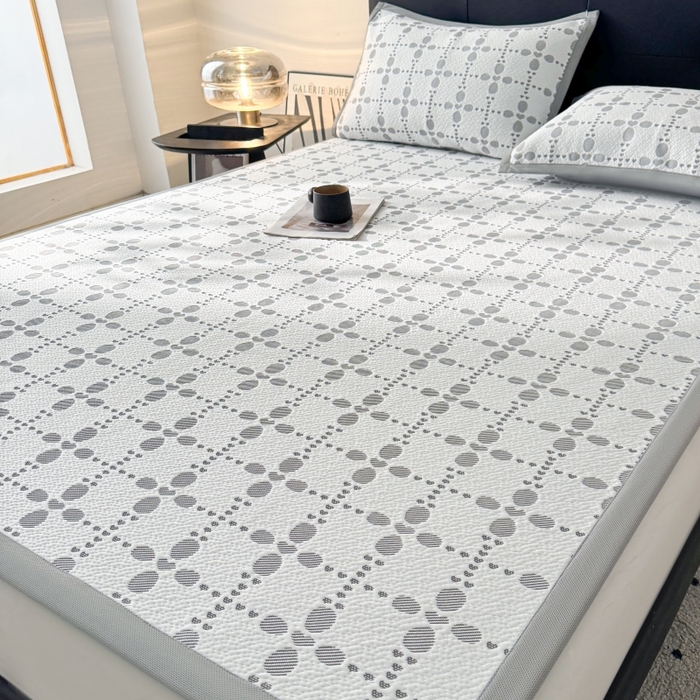 91家纺网 家纺一手货源 找家纺 LIFE.丽芙 2025春夏季新品A类针织提花冰凉豆豆凉感软席子平铺绑带款冰丝凉席三件套（450克）-风格一 维塔-灰