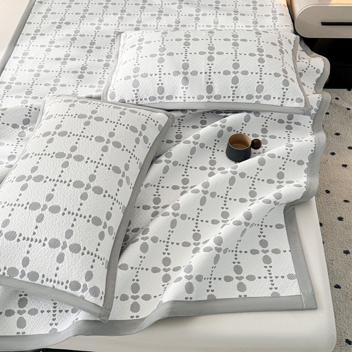 91家纺网 家纺一手货源 找家纺 LIFE.丽芙 2025春夏季新品A类针织提花冰凉豆豆凉感软席子平铺绑带款冰丝凉席三件套（450克）-风格一 维塔-灰