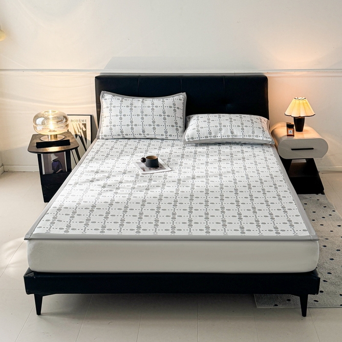 91家纺网 家纺一手货源 找家纺 LIFE.丽芙 2025春夏季新品A类针织提花冰凉豆豆凉感软席子平铺绑带款冰丝凉席三件套（450克）-风格一 维塔-灰