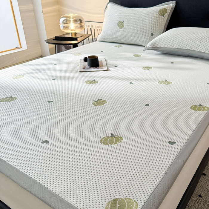 91家纺网 家纺一手货源 找家纺 LIFE.丽芙 2025春夏季新品A类针织提花冰凉豆豆凉感软席子平铺绑带款冰丝凉席三件套（450克）-风格一 南瓜-绿