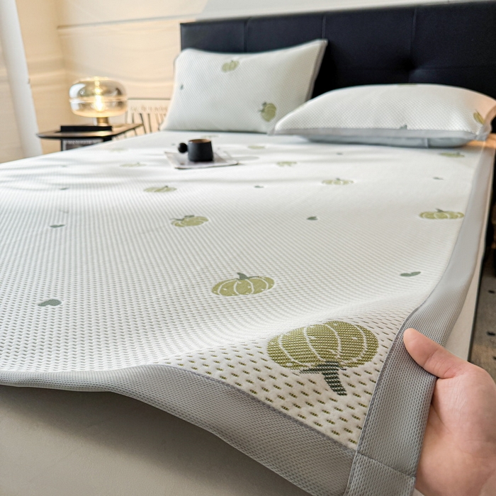 91家纺网 家纺一手货源 找家纺 LIFE.丽芙 2025春夏季新品A类针织提花冰凉豆豆凉感软席子平铺绑带款冰丝凉席三件套（450克）-风格一 南瓜-绿