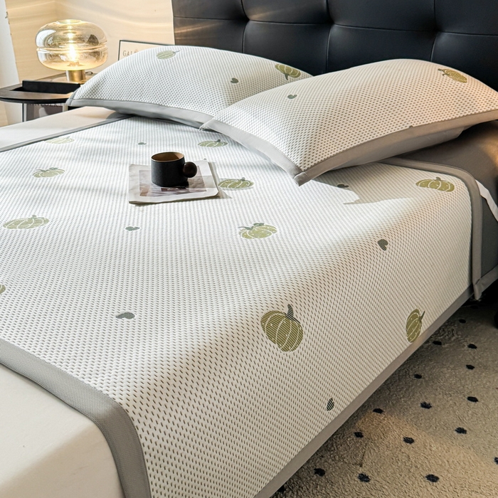 91家纺网 家纺一手货源 找家纺 LIFE.丽芙 2025春夏季新品A类针织提花冰凉豆豆凉感软席子平铺绑带款冰丝凉席三件套（450克）-风格一 南瓜-绿