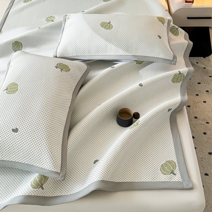 91家纺网 家纺一手货源 找家纺 LIFE.丽芙 2025春夏季新品A类针织提花冰凉豆豆凉感软席子平铺绑带款冰丝凉席三件套（450克）-风格一 南瓜-绿