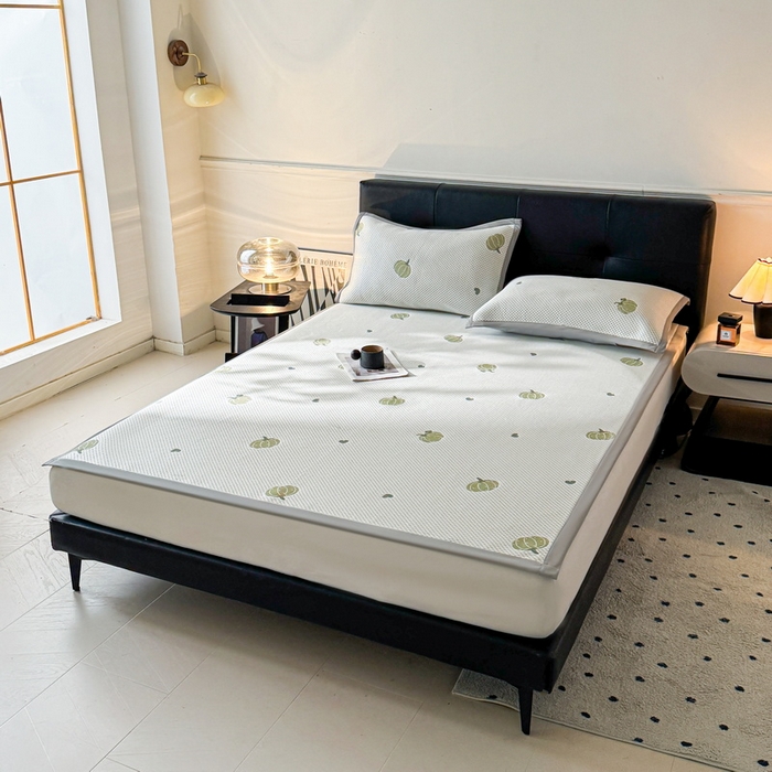 91家纺网 家纺一手货源 找家纺 LIFE.丽芙 2025春夏季新品A类针织提花冰凉豆豆凉感软席子平铺绑带款冰丝凉席三件套（450克）-风格一 南瓜-绿