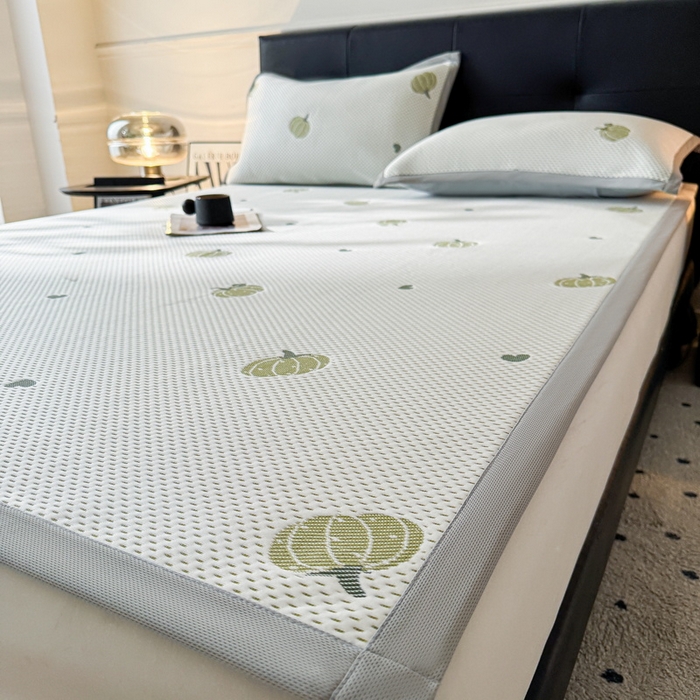 91家纺网 家纺一手货源 找家纺 LIFE.丽芙 2025春夏季新品A类针织提花冰凉豆豆凉感软席子平铺绑带款冰丝凉席三件套（450克）-风格一 南瓜-绿