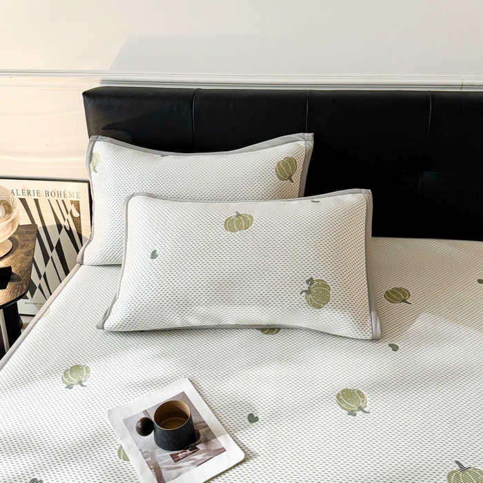 91家纺网 家纺一手货源 找家纺 LIFE.丽芙 2025春夏季新品A类针织提花冰凉豆豆凉感软席子平铺绑带款冰丝凉席三件套（450克）-风格一 南瓜-绿