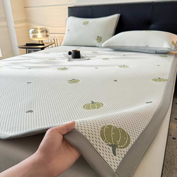 91家纺网 家纺一手货源 找家纺 LIFE.丽芙 2025春夏季新品A类针织提花冰凉豆豆凉感软席子平铺绑带款冰丝凉席三件套（450克）-风格一 南瓜-绿